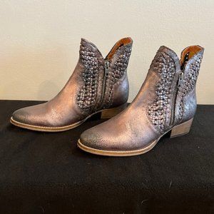 New Seychelles flip a coin pewter bootie 8.5